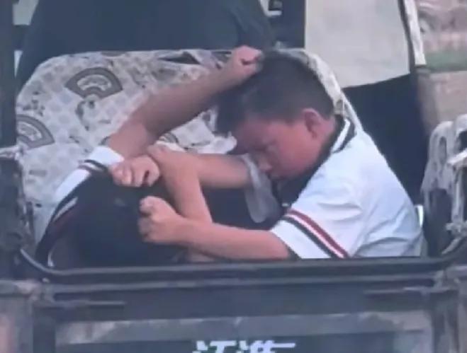 爷爷：你俩抓紧喽！孙子：我俩抓的可紧了！在乡间小路上，一位老爷爷驾驶着一台