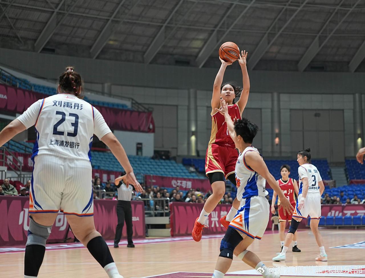 WCBA19岁纯新人李雨汧单节砍下12分就在昨晚的比赛中，浙江女篮的新人（今