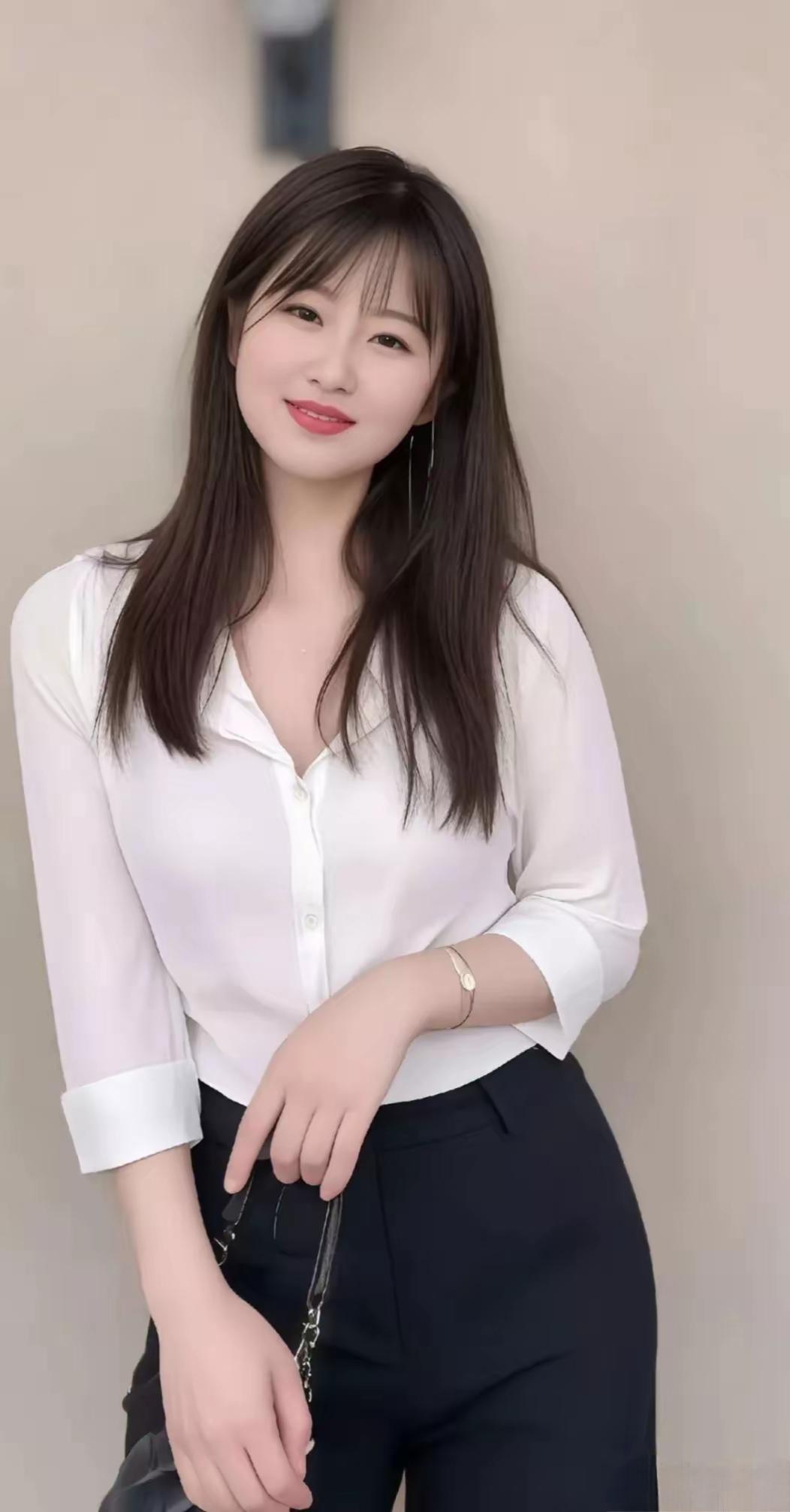 优雅白衬衫+黑色高腰裤，简约而不失时尚感！👗👠