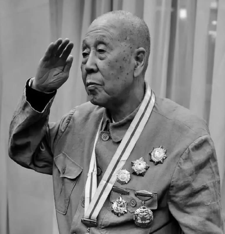 1943年，八路军营长受了重伤，治了1年，动了7次手术都没好，上级决定送他去延安