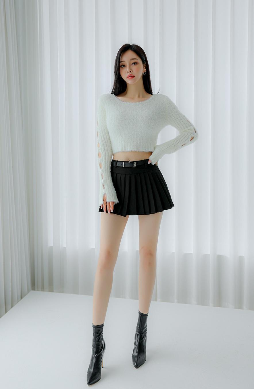 温柔白毛衣配黑色短裙这搭配，简直是甜美时尚界的王炸！白毛衣就像冬日暖阳，柔软又
