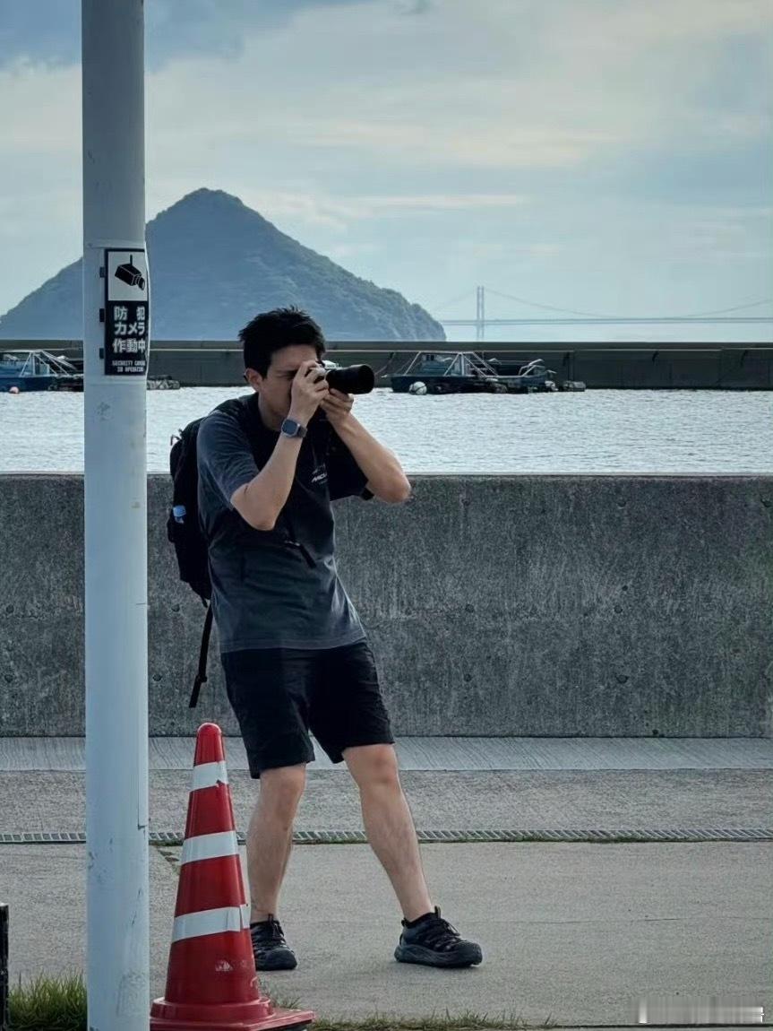 李现版我们是彼此的摄影师现哥举起相机的那个姿势，真的太熟悉了。不管是片场花絮还是