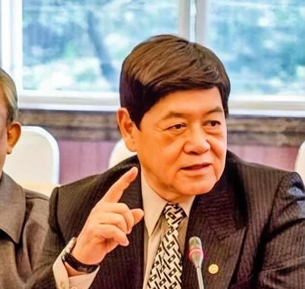 高安国家庭关系。一、父亲：高笃伦，参加过抗日战争。二、母亲：张绍梅，在高