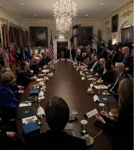 特朗普在达沃斯世界经济论坛上说：“我们真的很强大。顺便说一句，中国现在做的大部分