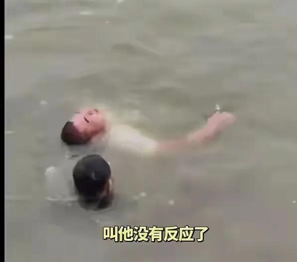 “真正的英雄！”河南商丘，一对夫妻在湖边拌嘴，2人不慎掉进湖里，3个小伙立马跳湖