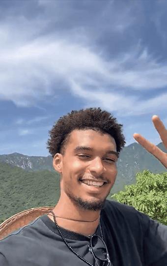 文班亚马爬上长城：这太震撼了！文班亚马的中国行，没有宣传，就是纯玩。自己带了几