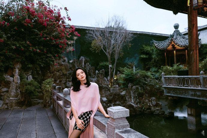 姚晨粉色不规则斗篷裙福建春晚的含金量还在上升！姚晨今晚一出场，肯定很多人都被惊艳