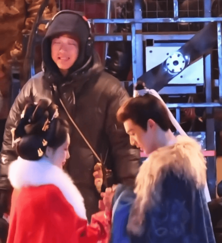 我本来以为是在戏外但是看见旁边这个场务我笑了孟子义和林昀锐这算不算是公费恋爱