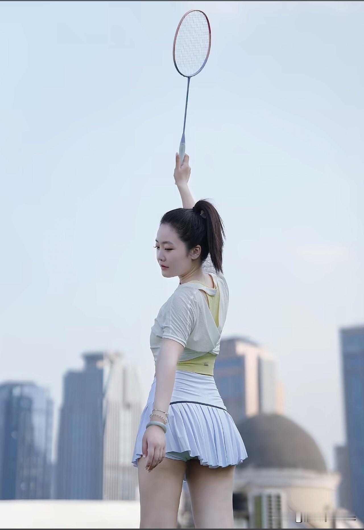 挥拍凌云志，挥洒青春意。