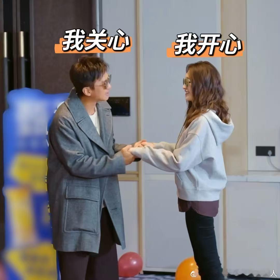 传下去！五哈一公舞台邓超李小冉真人版《心愿便利贴》已上线。李小冉上来就对超哥一顿