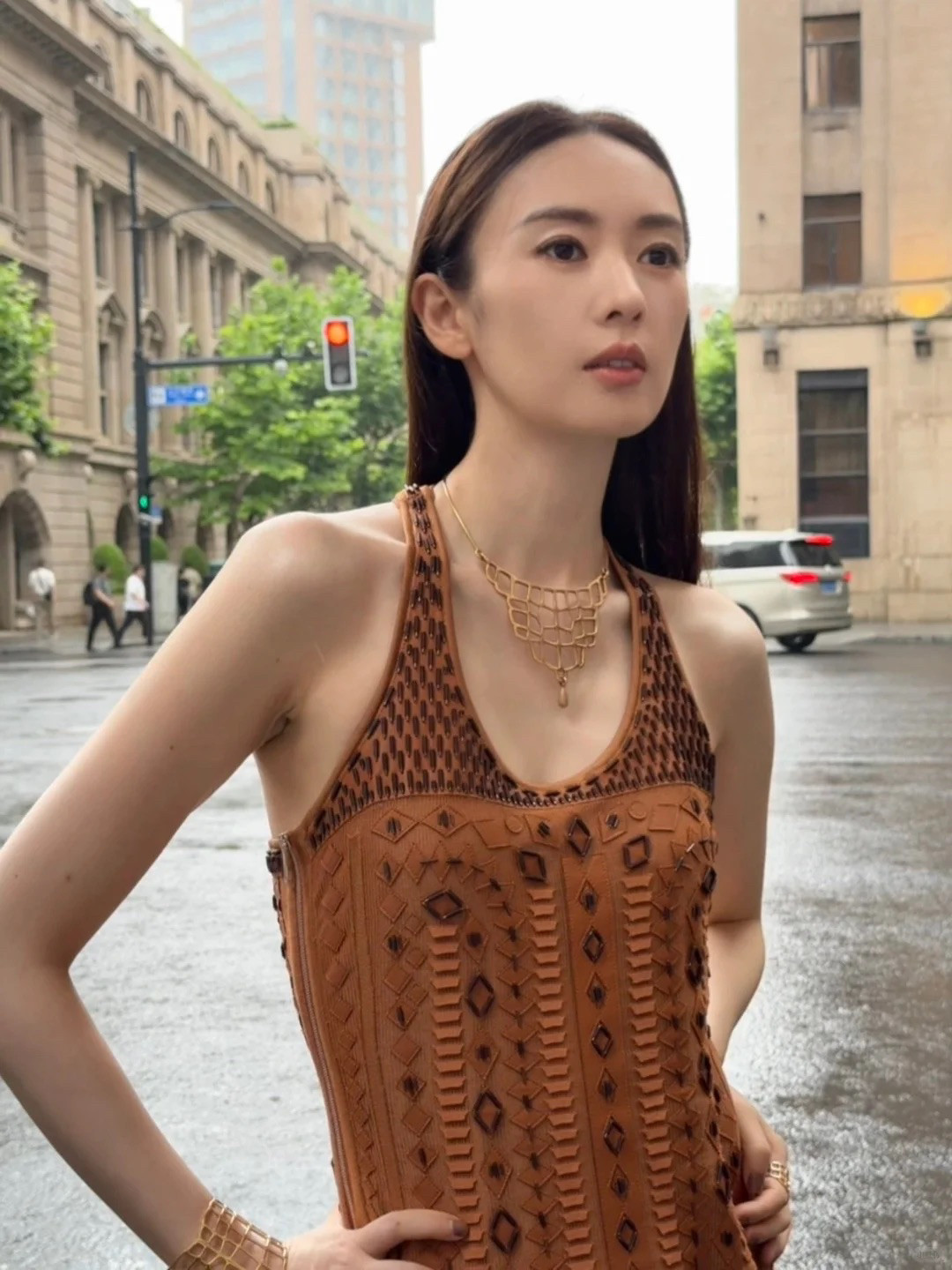 童瑶太会穿了，这一身尽显身材优势，超美！大领口的背心短裙露出锁骨和大长腿，搭配一双长筒的靴子，增加了