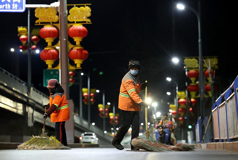 【石家庄环卫全员在岗，双节前夕全力保障城市干净整洁】临近中秋国庆假期，石家庄