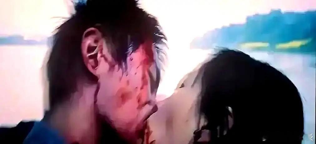 导演一喊卡，易烊千玺直接蹲在地上干呕。就为那场三分钟的戏，他和李庚希拍了二十多次