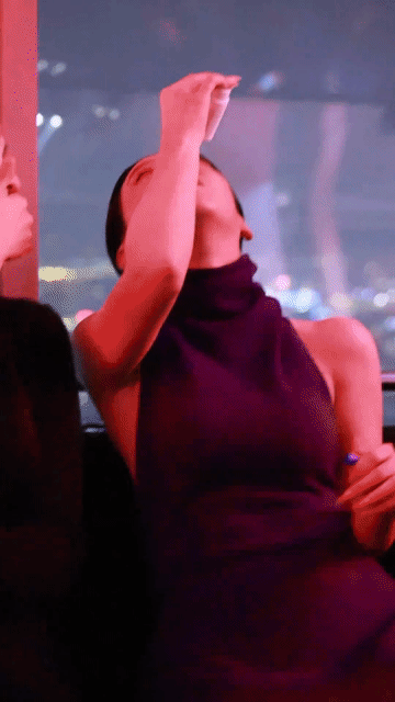 被王楚然笑死，一瓶眼药水走天下，真是行走的带货达人，尖叫之夜王楚然费劲的翻了半天