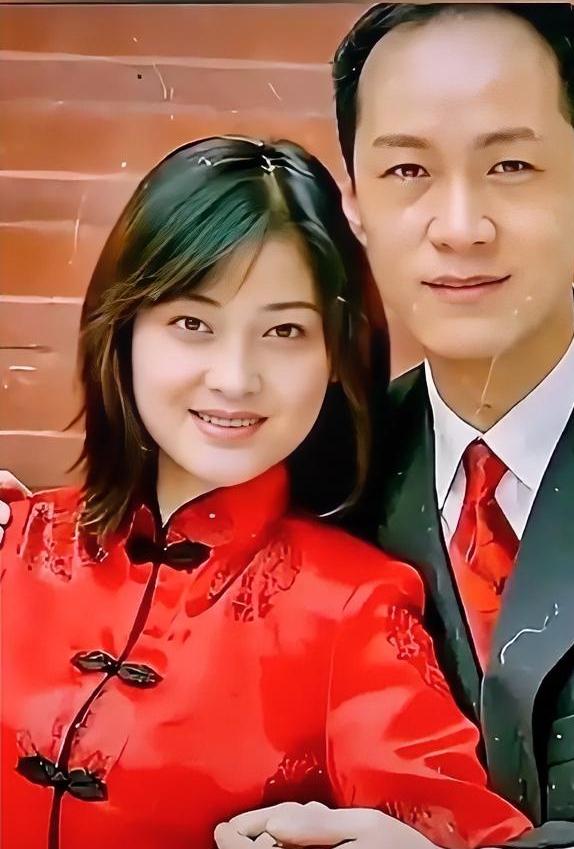 是不是透着一股寒意。冯远征的温文尔雅，梅婷的妩媚柔情，看着就养眼，可转瞬就感觉脊