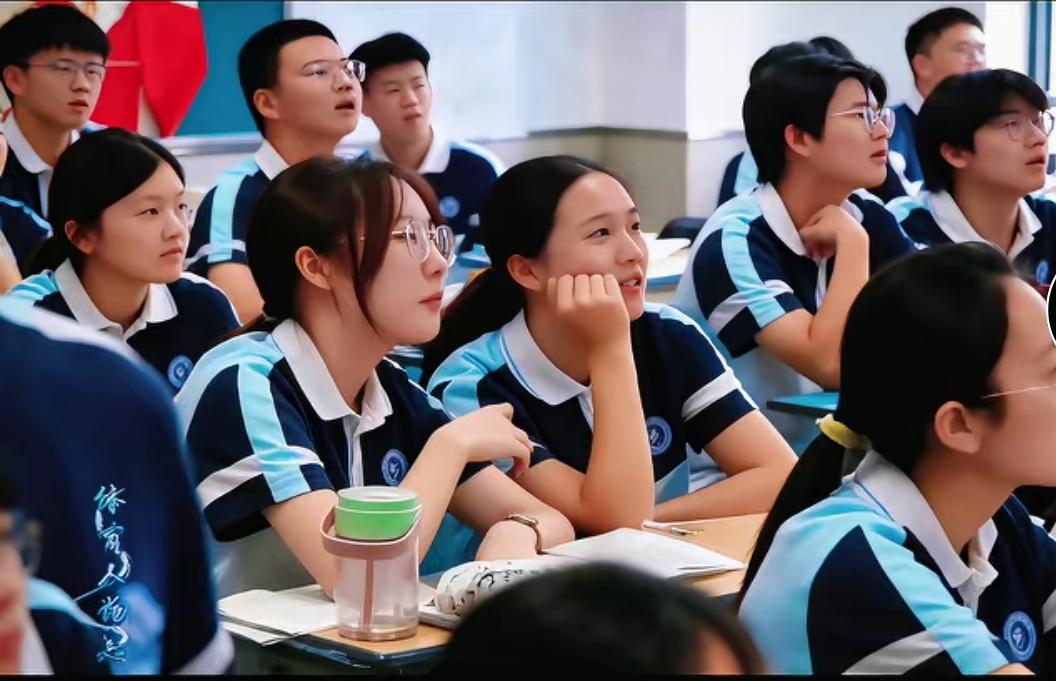 被网友们誉为“亚洲女飞人”的宁波姑娘陈妤颉，在亚运会夺得三金一银后，回到学校与同