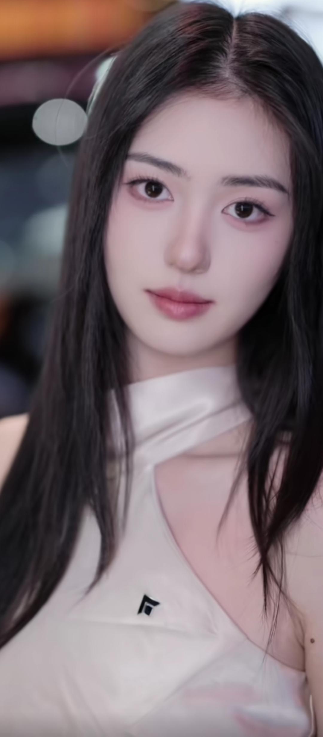 温柔甜美的少女，清新自然的妆容，散发着青春的气息。