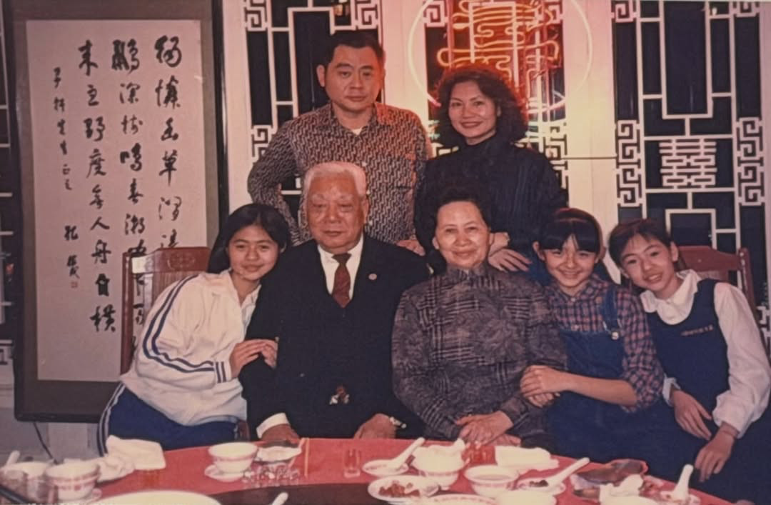 小S晒全家福发文：「我不只爱大S，我也深深地崇拜大S」🥹大S好会爱人「爷爷奶奶