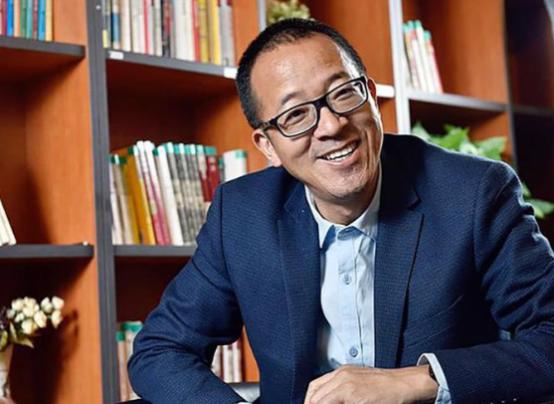 1998年，俞敏洪遭遇入室抢劫，被抢走220万，临走时想要把俞敏洪勒死，而为首的