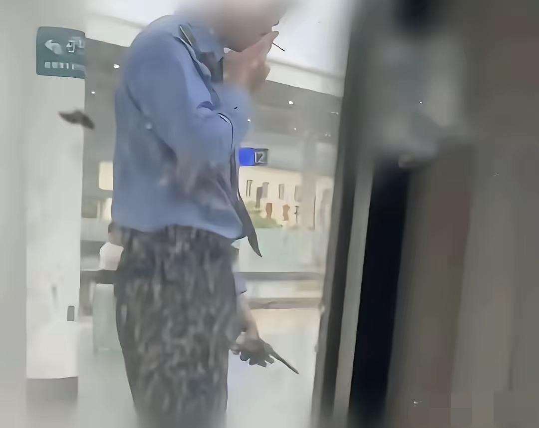 支持沈女士，既然要求乘客不能吸烟，那么铁路工作人员更不能抽烟，以身作则是第一