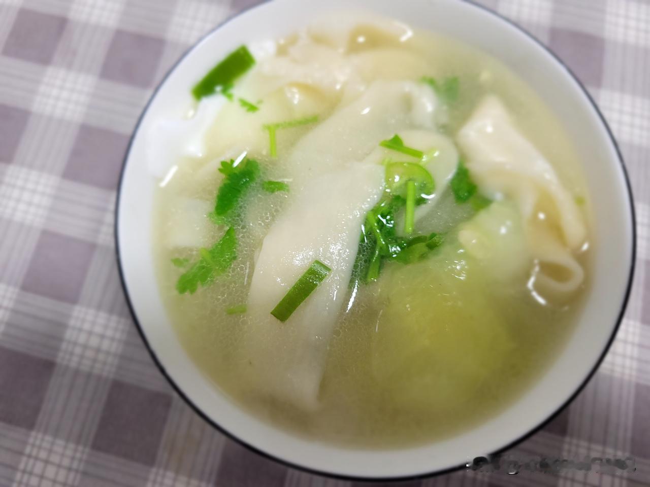 回到城里的家，真自在。老家待了十多天，一日三餐和收拾卫生有保姆阿姨，但我特别累。