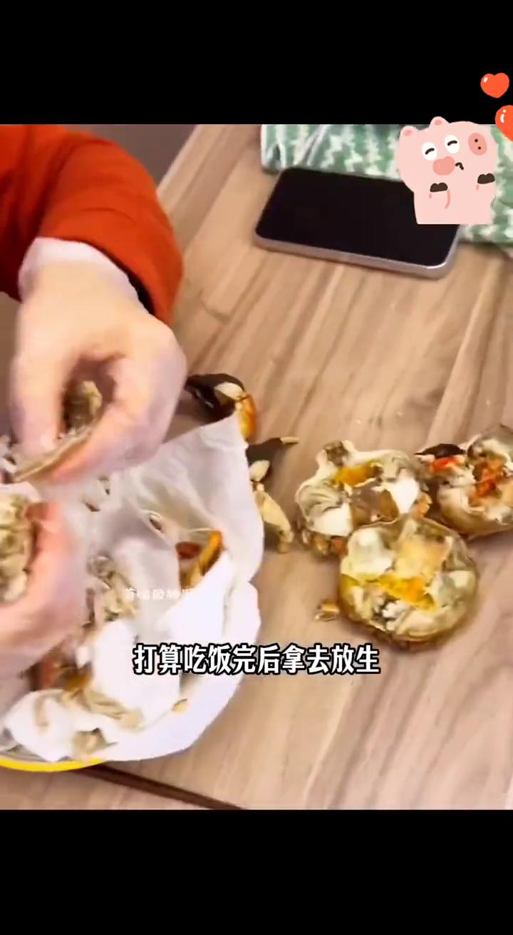男子在厨房做饭时，一只螃蟹竟然主动爬到油锅里。可正当螃蟹想返回去时，却发现已经回