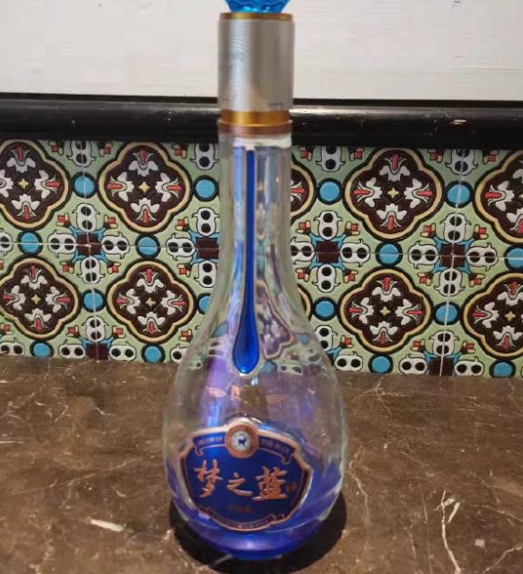 天塌了！江苏淮安的朱先生，2012年花两万多块扛回家8箱第一代洋河梦之蓝，整整3