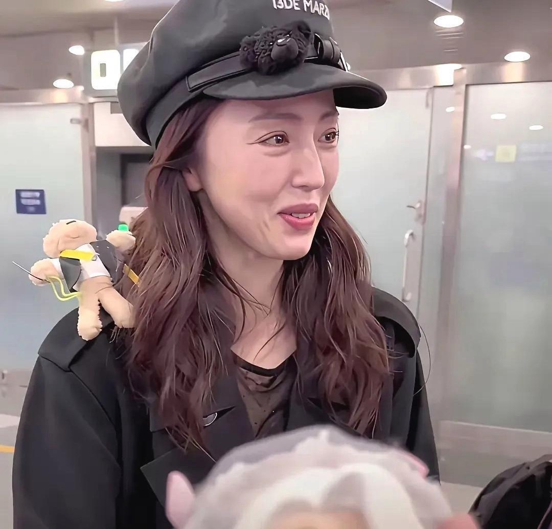 董璇近照，活得太真实了，从来不遮遮掩掩，岁月不败美人颜，气质更胜当年！