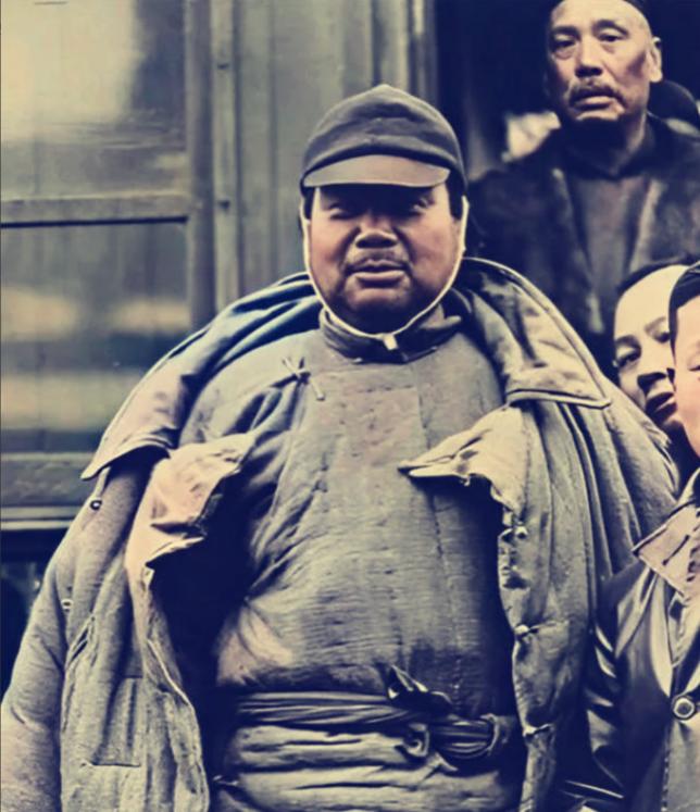 1927年，蒋介石邀请冯玉祥到徐州会谈，可谁知，蒋介石和一行随从的官员，在车站等