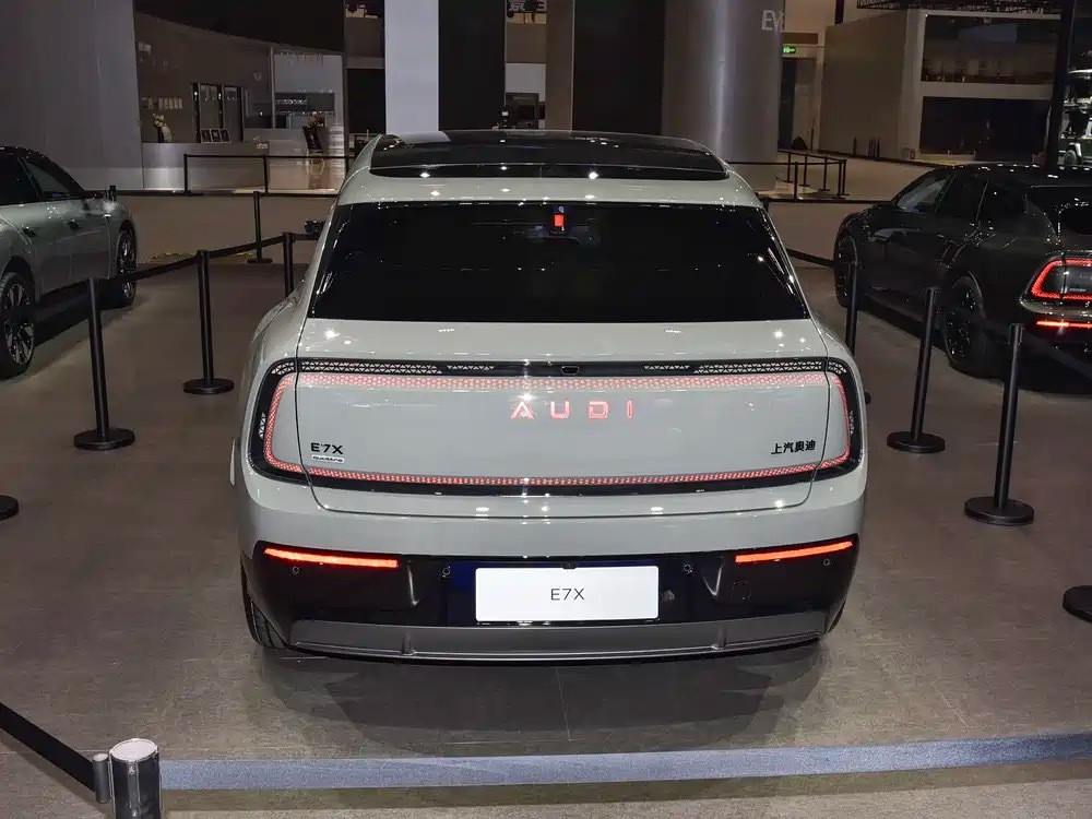 奥迪E7X（中大型纯电SUV）全新纯电旗舰SUV，搭载900V高压平台，彰显豪华