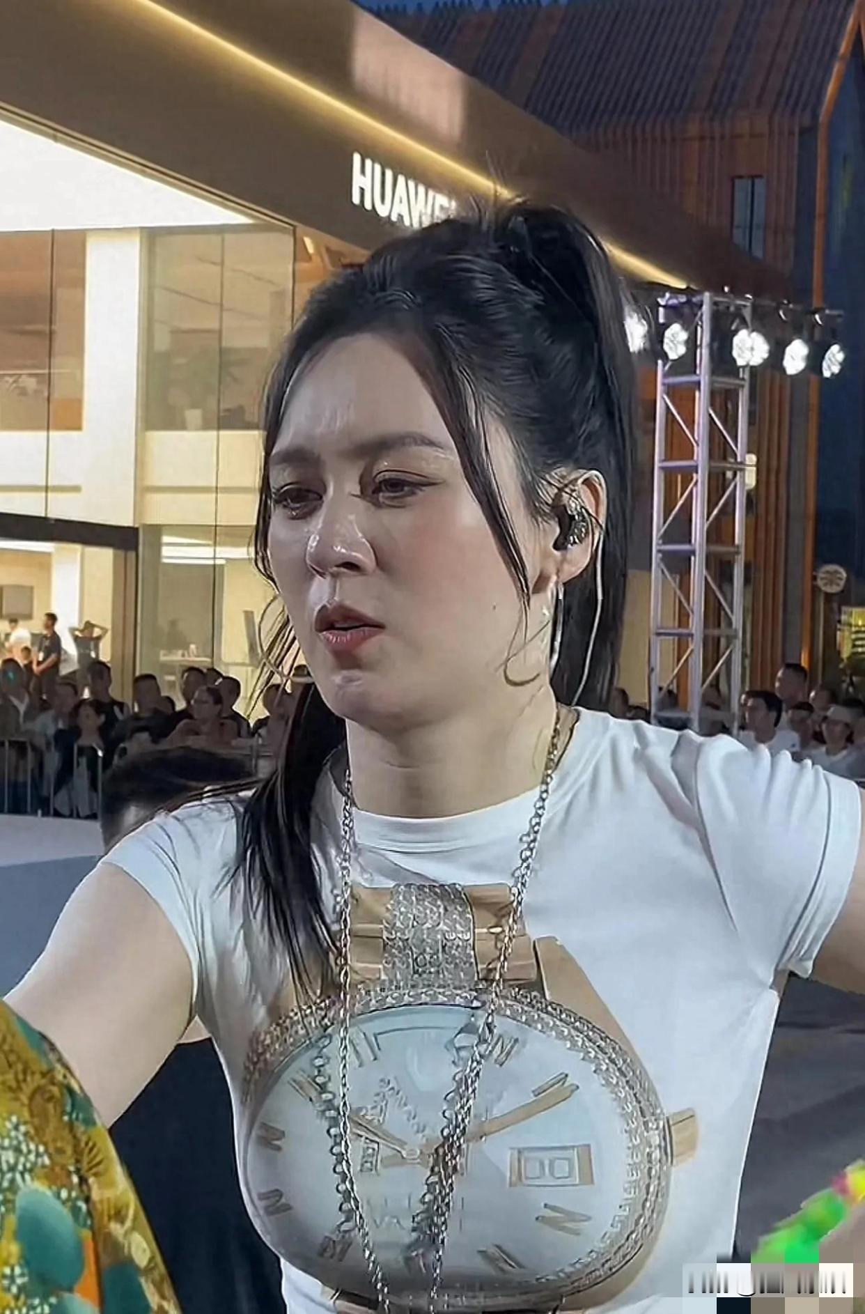 唐艺，真实身材曝光！唐艺是抖音头部音乐达人，拥有4700万粉丝，人火了，自然