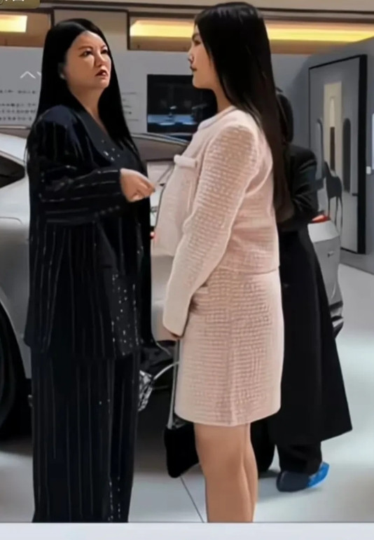 李湘的女儿今年15岁，可看起来却要比同龄的女孩都成熟许多都说女儿像爸，可李湘的