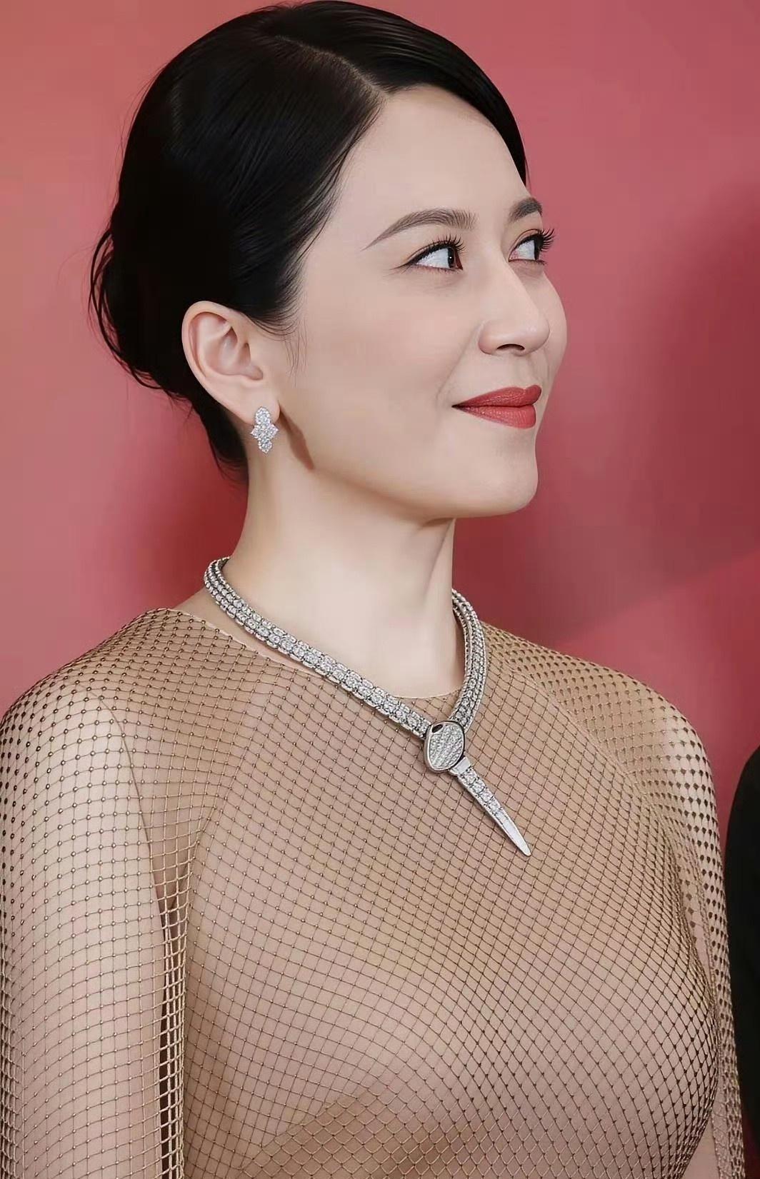 比起“从容”这种宏大的赞美，我更想说说她眼神里的“定焦”。在这个人人都在用广角