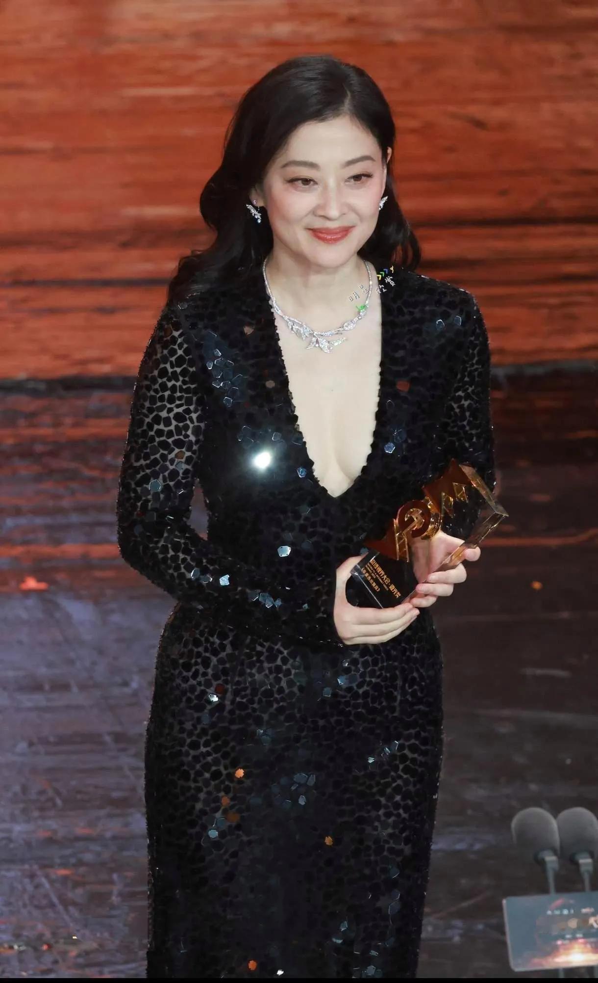 别用偏见定义梅婷的美50岁的梅婷一袭黑裙亮相，却被用“回光返照”形容，实在