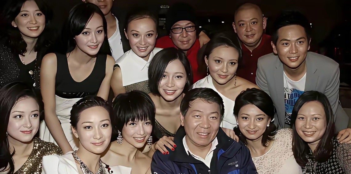 甄嬛传剧组合照，那时候都不化妆的，这蔡少芬我都认不出来了。