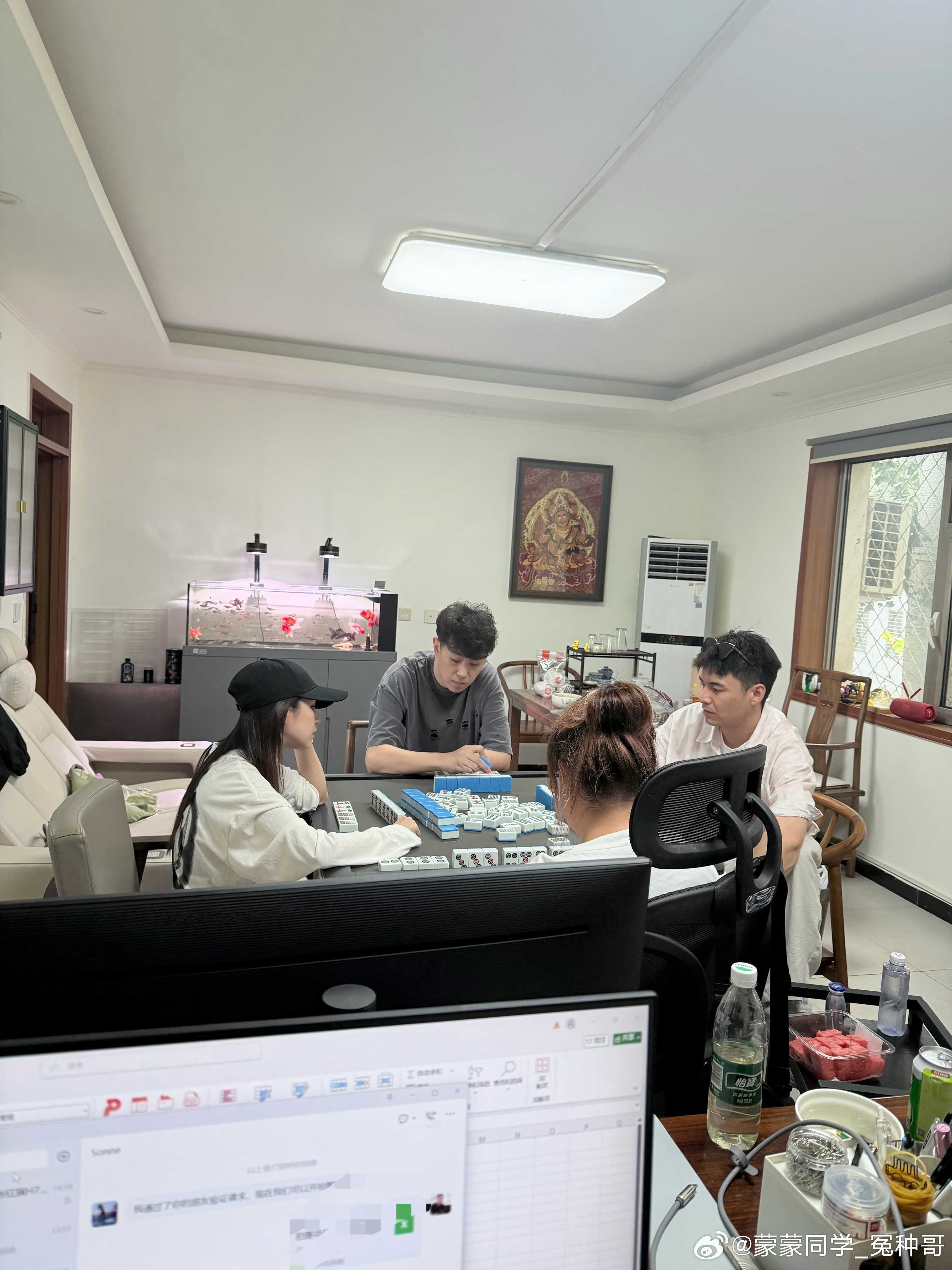 周末，他们在打麻将，我在工作​​​
