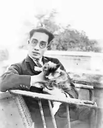 1977年，工人清理河道时，发现了一块刻着“徐恩曾赠”的怀表，这让所有人都倒吸一