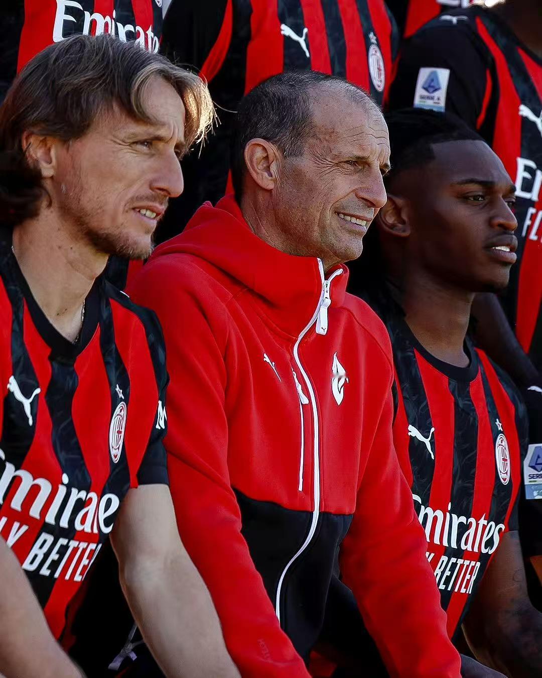 阿莱格里摊牌，冬窗必须引进新的中锋！最近记者针对米兰对弱队老是丢分的提问，阿莱