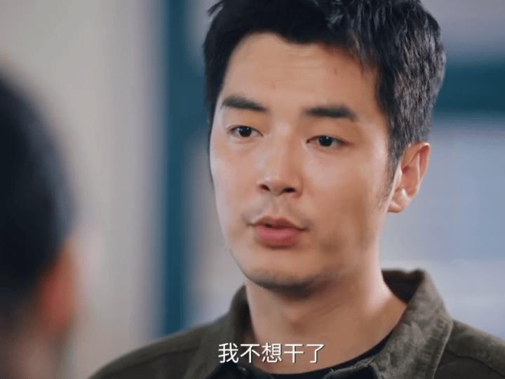 《利剑玫瑰》13集预告常锐被关了3天禁闭等他出来后，他做的第一件事就是跟邓妍