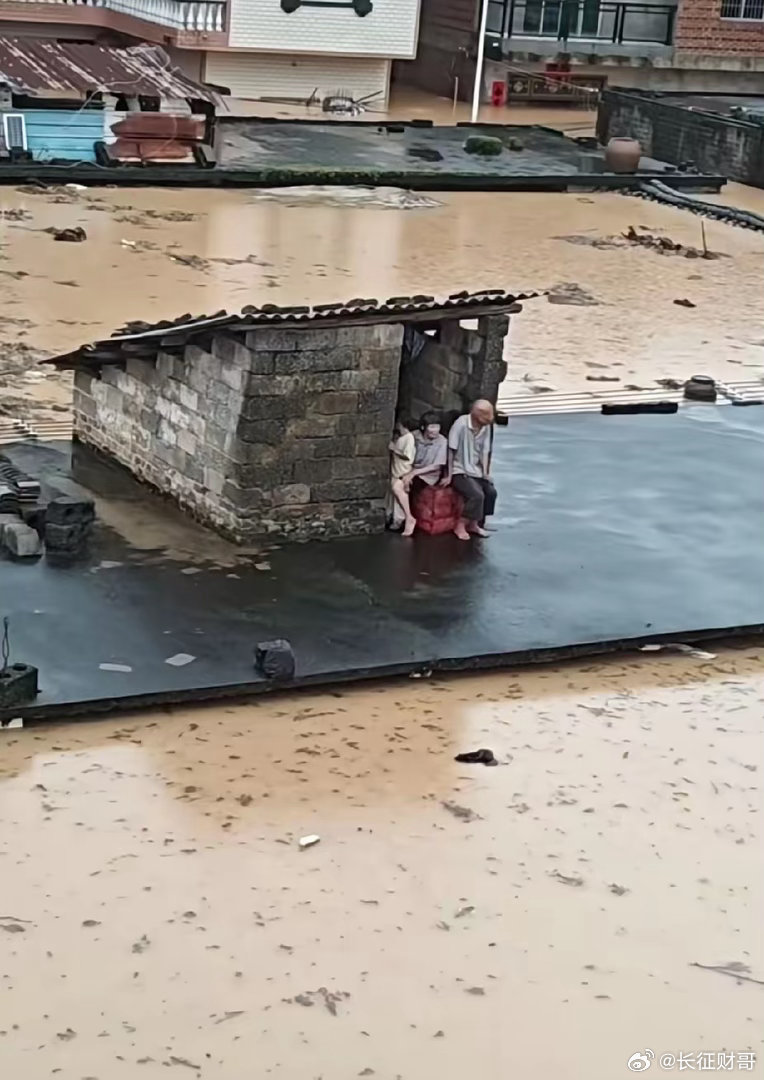 突然发现南方楼房的重要性了，在下大雨的时候可以救很多人的命，像广西，这次台风带来