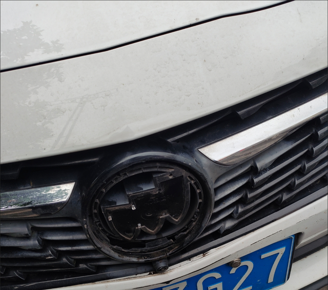 别克的标致都被撞坏了我同事开我车去吃饭，为了不让别人插队插进来车子，一脚油门下