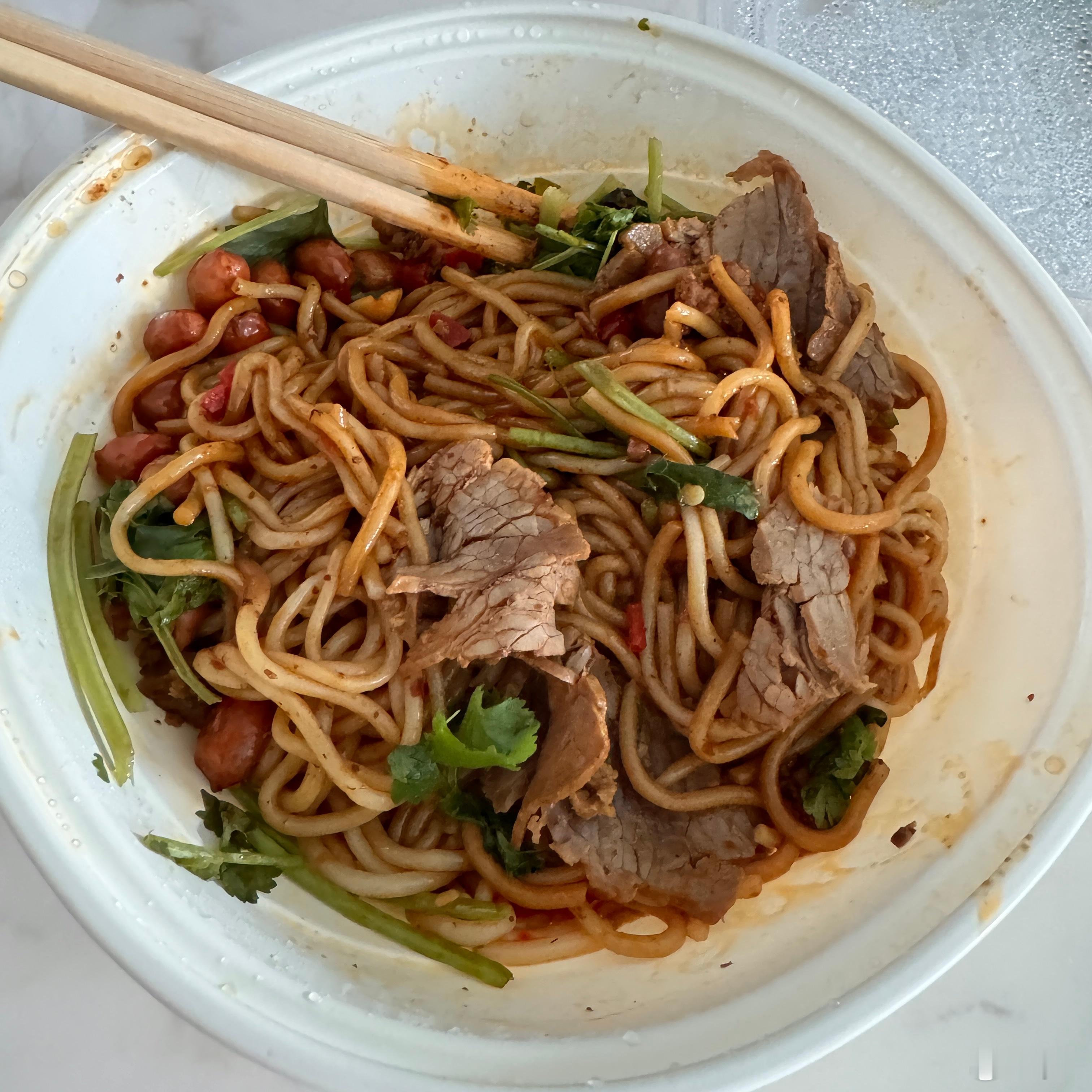 这个牛肉拌粉本人已经连吃三天了太好吃了还有那个豆腐强烈推荐😋​​​