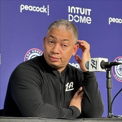 更衣室失控？泰伦卢吹着口哨走出采访室~多家媒体证实，在快船的赛后采访结束后，