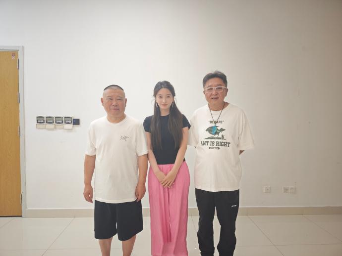 鼓曲社的美女琴师郭绮瑶晒出了与郭德纲、于谦在后台的合影照。郭绮瑶说道：持续震撼，