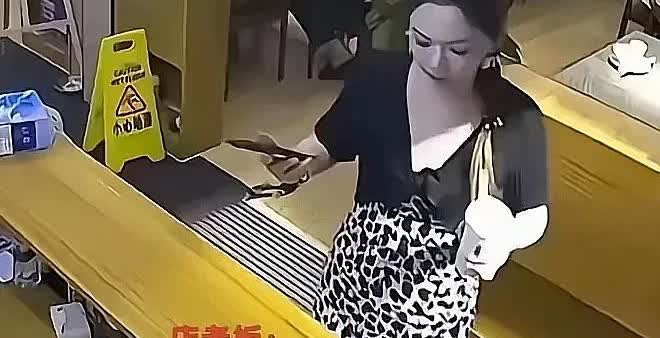 “人不要脸，则天下无敌！”云南丽江，女子一行12人到饭店就餐，结