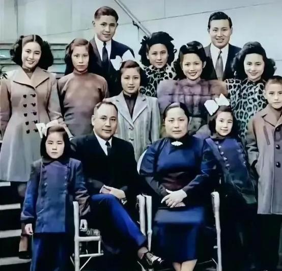 1947年上海滩最后的贵族，大资本家郭标全家福，子女们衣着讲究，颜值比过明星。2