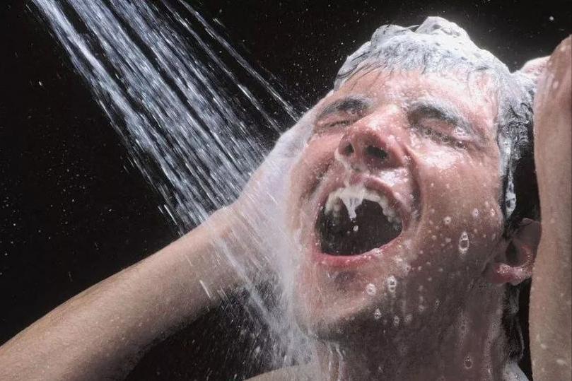 医生告诫：超过70岁的老年人，宁可不洗澡，也别在这3个时间洗澡洗澡对年轻人来