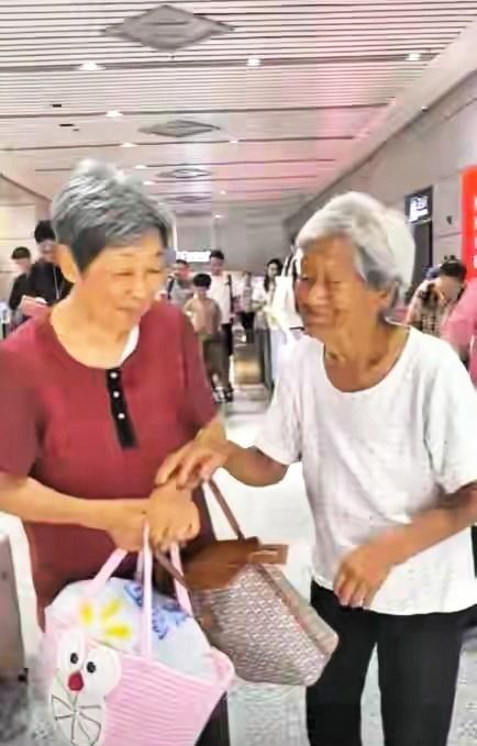 8月25日，安徽界首市高铁站内，令许多人望尘莫及，望洋兴叹，深表羡慕的一幕出现了