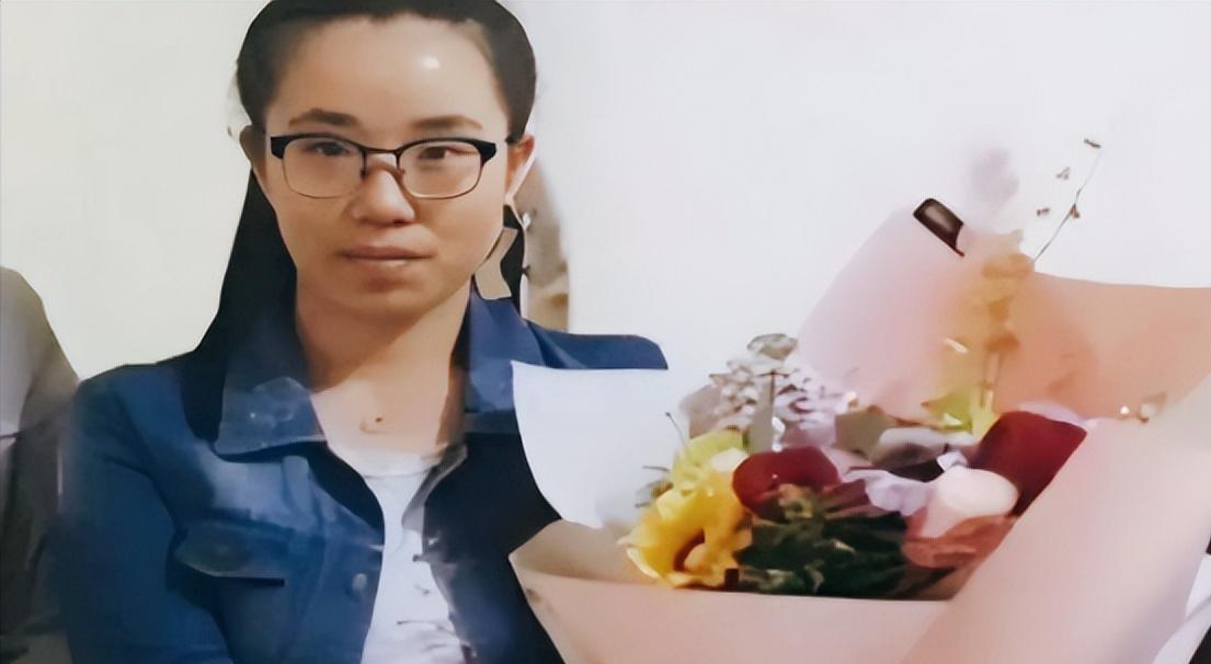 西安女孩跪地救人感动全城！四天后家属举横幅寻人，结局暖哭网友