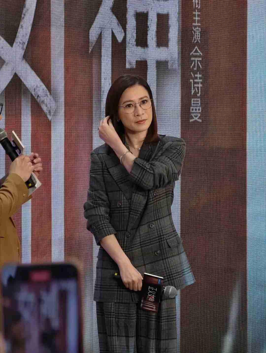 我的今日状态：😁轻松愉快我这里的天气：🌤️多云冻龄绝了！佘诗曼为旧作《